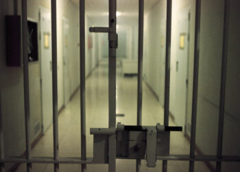 Deținutul care a incendiat o celulă în Penitenciarul Oradea a murit la spital