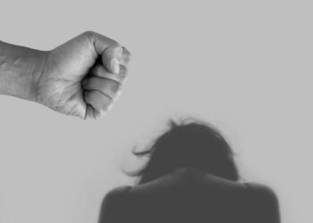 1 an și 8 luni de închisoare pentru un soț gelos care și-a lovit nevasta cu oala în cap