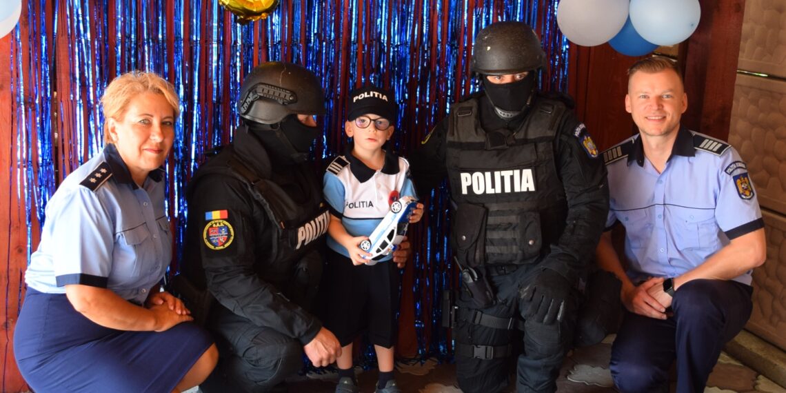 VIDEO. Surpriză cu tort și mascați | Bogdănel, băiețelul din Oradea care îi însoțește pe polițiștii bihoreni în acțiunile de prevenire, a împlinit azi 5 ani