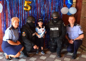VIDEO. Surpriză cu tort și mascați | Bogdănel, băiețelul din Oradea care îi însoțește pe polițiștii bihoreni în acțiunile de prevenire, a împlinit azi 5 ani