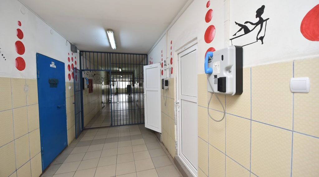 Curtea de Apel Oradea a refuzat de trei ori în două luni să îl scoată din arest pe băiatul de 15 ani care a înjunghiat un alt adolescent, într-un parc din oraș | De fiecare dată, instanța a întors decizia Tribunalului de a-l plasa în arest la domiciliu