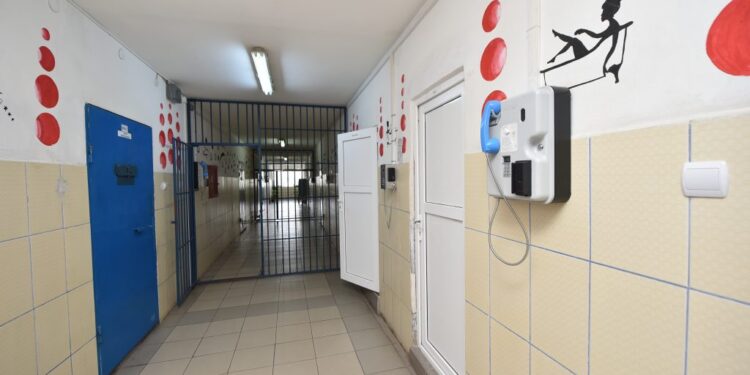 Curtea de Apel Oradea a refuzat de trei ori în două luni să îl scoată din arest pe băiatul de 15 ani care a înjunghiat un alt adolescent, într-un parc din oraș | De fiecare dată, instanța a întors decizia Tribunalului de a-l plasa în arest la domiciliu
