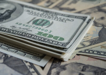 Maxim istoric pentru dolarul american: a depășit pragul de 5 lei