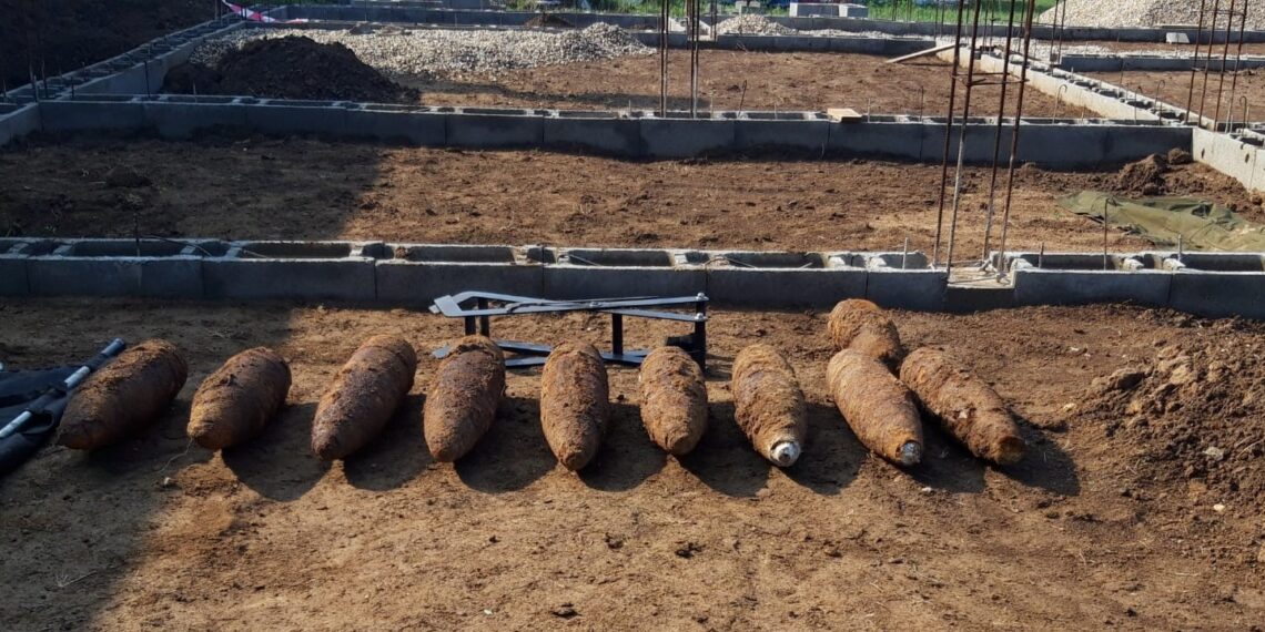 VIDEO. Arsenal de război, descoperit lângă Oradea | Zeci de proiectile de mare calibru, în stare de funcționare, au fost găsite în Biharia. Pirotehniștii au evacuat mai multe case