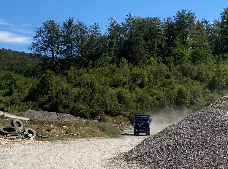 Drumul județean Damiș – Aștileu, construit cu piatră exploatată ilegal