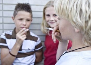 Fumatul va fi INTERZIS copiilor sub 18 ani în parcuri și în curtea școlii | Ce amenzi riscă cei care vor fi prinși