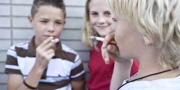 Fumatul va fi INTERZIS copiilor sub 18 ani în parcuri și în curtea școlii | Ce amenzi riscă cei care vor fi prinși