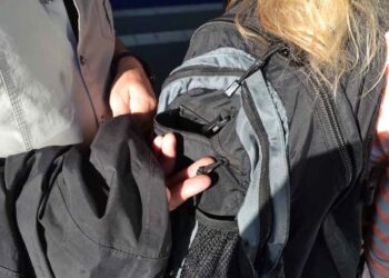 Hoț cu tupeu | Un bărbat prins de victimă cu mâna în ghiozdan a recurs la amenințări ca să scape