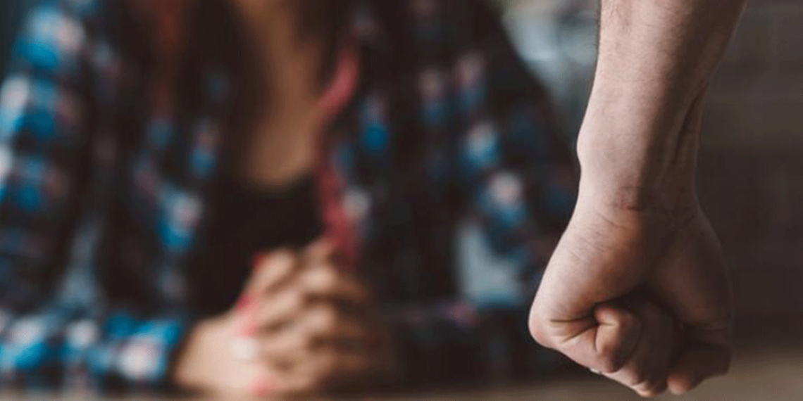 Violența în familie a determinat instanțele din România să emită doar în primele două zile din septembrie 54 de ordine de protecție | Într-un caz, soțul și-a fugărit soția cu drujba