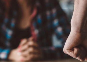 Violența în familie a determinat instanțele din România să emită doar în primele două zile din septembrie 54 de ordine de protecție | Într-un caz, soțul și-a fugărit soția cu drujba