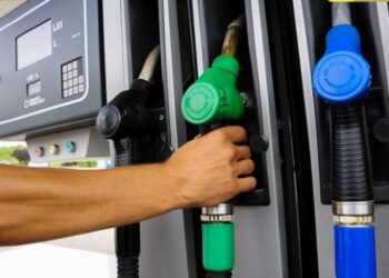 Ba urcă, ba coboară | În timp ce motorina s-a scumpit, prețul benzinei a scăzut. Cât costă carburanții în Oradea (LISTA)