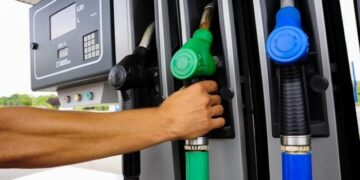 Ba urcă, ba coboară | În timp ce motorina s-a scumpit, prețul benzinei a scăzut. Cât costă carburanții în Oradea (LISTA)