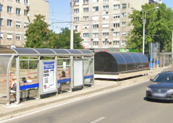 Elev tâlhărit într-o stație de tramvai din Oradea | Agresorul i-a cerut bani de mâncare și i-a smuls portmoneul din mână