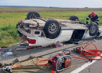 VIDEO | Doi morți, după ce o mașină s-a răsturnat pe un drum județean din Bihor