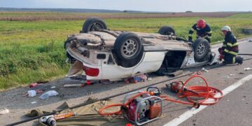 VIDEO | Doi morți, după ce o mașină s-a răsturnat pe un drum județean din Bihor