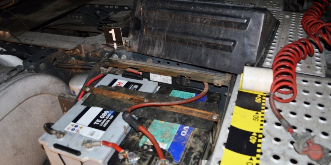 Atac în plină noapte în parcarea unei firme | Trei orădeni au fost arestați după ce au furat trei mașini ca să transporte acumulatorii pe care i-au luat din alte 19 vehicule