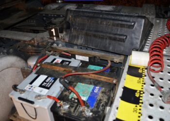 Atac în plină noapte în parcarea unei firme | Trei orădeni au fost arestați după ce au furat trei mașini ca să transporte acumulatorii pe care i-au luat din alte 19 vehicule