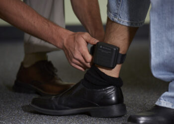 Primul agresor monitorizat cu o brățară electronică | Când va fi introdus sistemul în Bihor