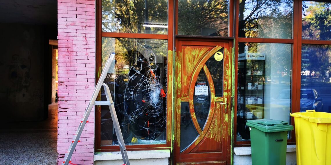 Pistoale airsoft, lunete și spray-uri lacrimogene, furate din vitrina unui magazin din Oradea | Autorul e un bărbat de 53 de ani, care a spart cu o piatră geamul magazinului