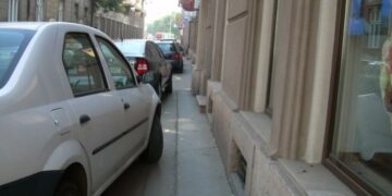 Mașinile parcate pe trotuar vor putea fi ridicate prin dispoziție a Poliției Rutiere