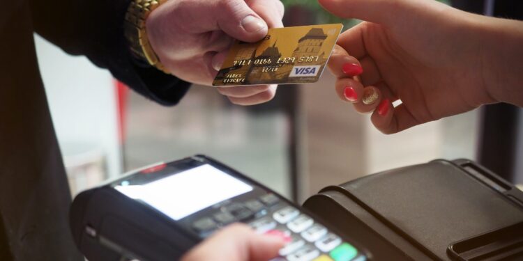 Românii ar putea beneficia de un cont bancar gratuit, fără comisioane
