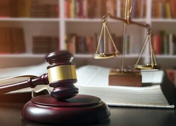 Un tată și cei doi copii ai săi, scutiți de plata unei taxe de timbru de 40.000 de lei, într-un proces de malpraxis | Cei trei cer daune morale de 1,5 milioane de euro pentru moartea soției și mamei lor