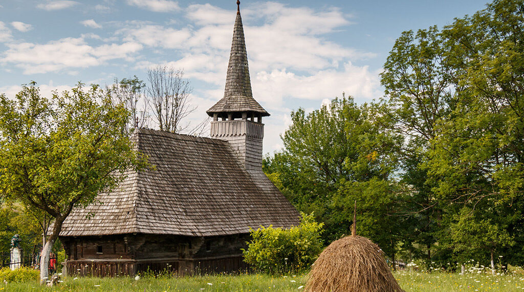 O biserică din lemn, veche de aproape 300 de ani, din Bihor, renovată cu 150.000 de lei | Peste 30.000 de șindrile au fost înlocuite manual