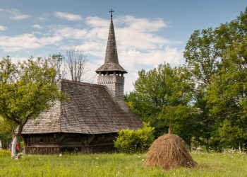 O biserică din lemn, veche de aproape 300 de ani, din Bihor, renovată cu 150.000 de lei | Peste 30.000 de șindrile au fost înlocuite manual