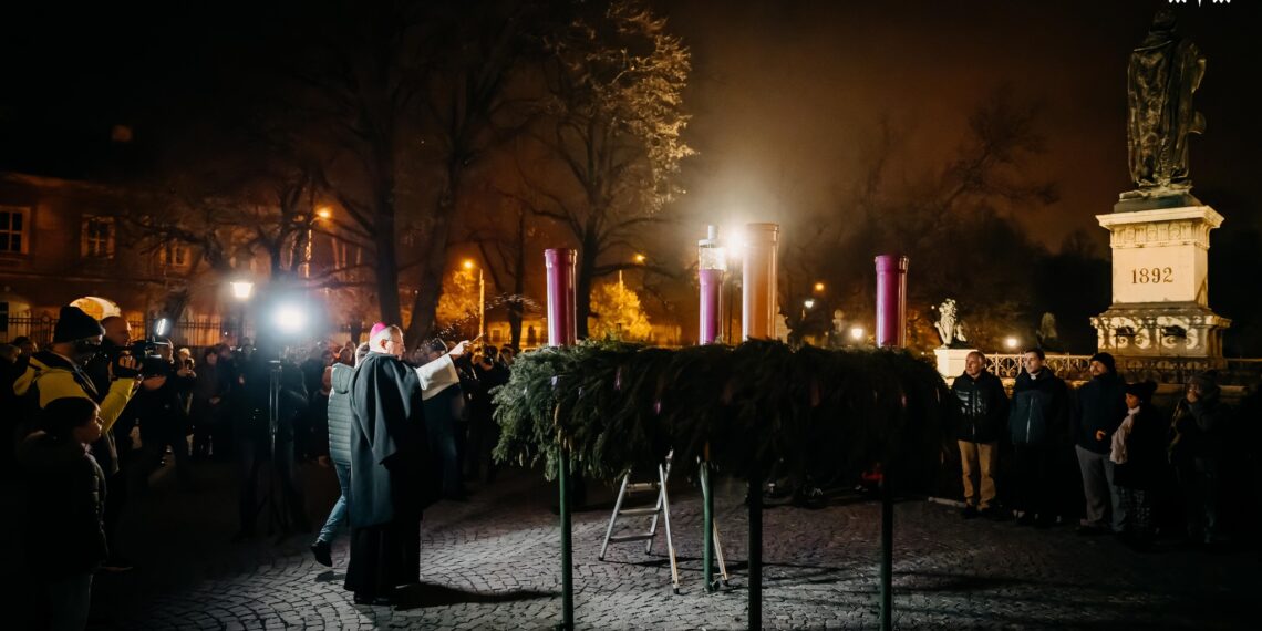 A fost aprinsă prima lumânare de Advent, la Palatul Episcopal romano-catolic din Oradea | Evenimentul a fost marcat de o paradă pe picioroange