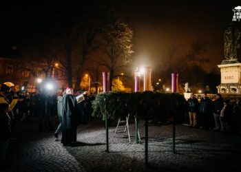 A fost aprinsă prima lumânare de Advent, la Palatul Episcopal romano-catolic din Oradea | Evenimentul a fost marcat de o paradă pe picioroange