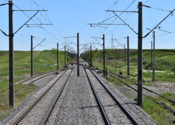 Bătaie între firme “cu cazier” pe contractul de 9,3 miliarde de lei pentru electrificarea căii ferate Cluj-Napoca – Oradea – Episcopia Bihor