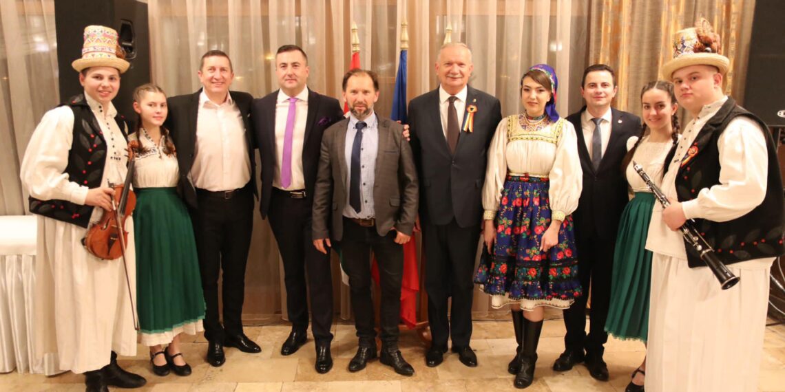 Deputatul Ioan Mang a sărbătorit 1 Decembrie în avans, alături de românii din Gyula