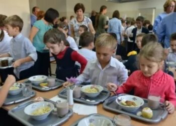 Mese calde în şcoli pentru copiii defavorizaţi | 9 unități de învățământ din Bihor vor beneficia de program. Lista și bugetul disponibil