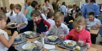 Mese calde în şcoli pentru copiii defavorizaţi | 9 unități de învățământ din Bihor vor beneficia de program. Lista și bugetul disponibil