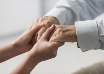 Cei care îngrijesc vârstnici vor putea cere o indemnizație de la stat | Legea a trecut în Parlament