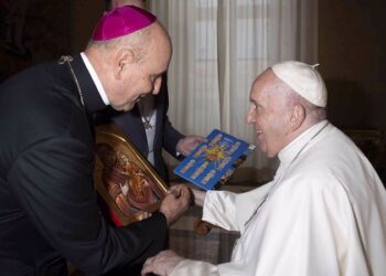Albumul cu fotografii din Oradea al lui Ovi D.Pop și o icoană a Fecioarei Maria, cadourile episcopului Virgil Bercea pentru Papa Francisc