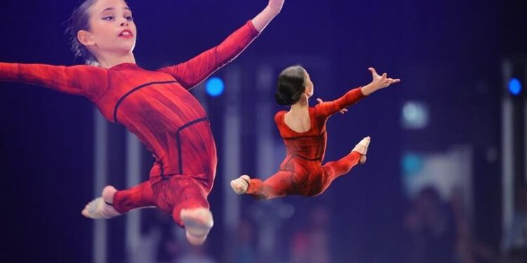 Orădencele de la Fit Dance, alături de cele mai mari școli de balet din lume, pe scena Teatrului din Paris