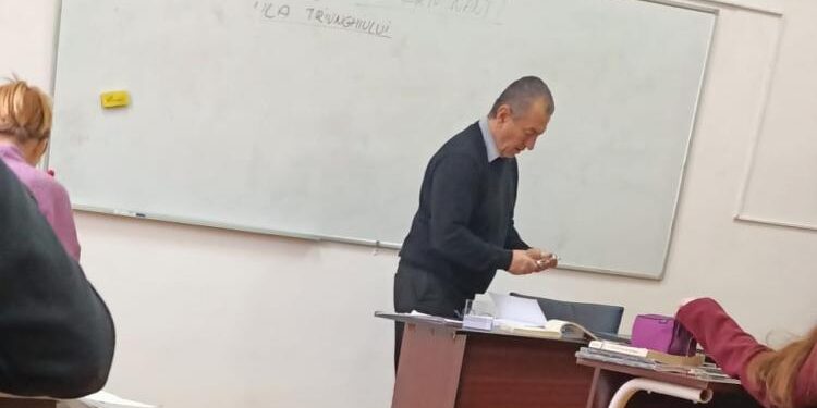 Fost lider al lumii interlope, acum profesor de matematică | Dascălii din școala în care predă au intrat în grevă