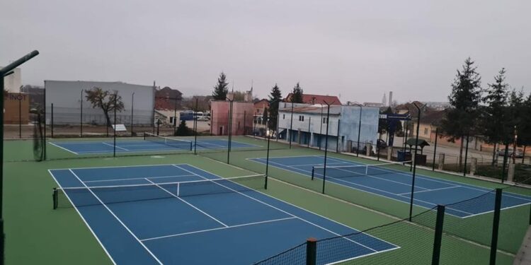 Cele mai performante terenuri de tenis cu suprafață dură din România au fost inaugurate în Bihor, la Beiuș