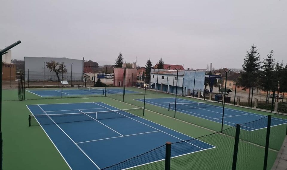 Cele mai performante terenuri de tenis cu suprafață dură din România au fost inaugurate în Bihor, la Beiuș