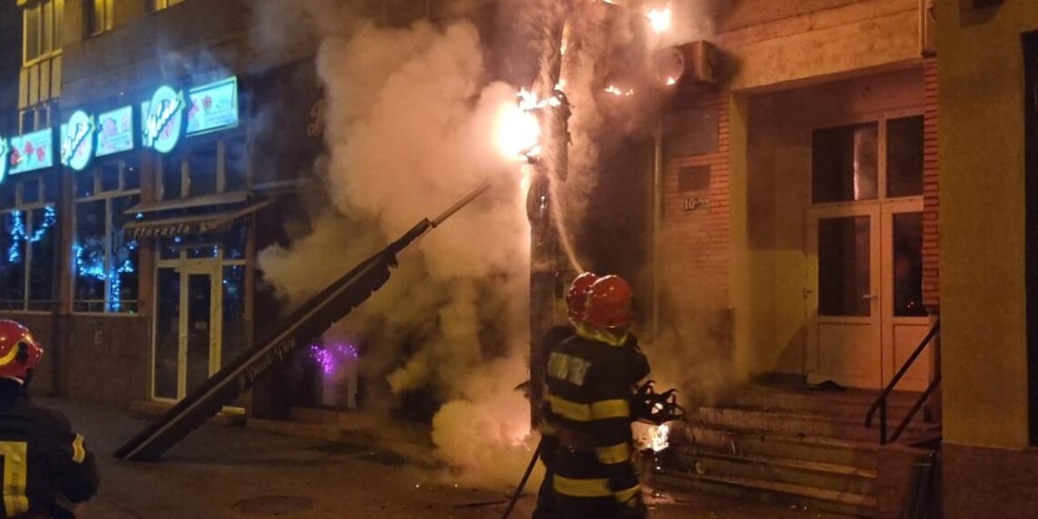 Incendiu la o florărie din Oradea, din cauza unei țigări aruncate într-o pubelă