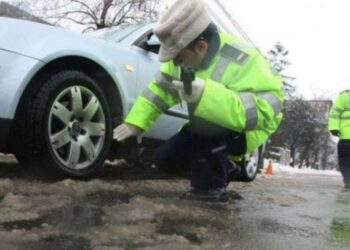 Șoferii care fac accident și nu au mașina echipată cu anvelope de iarnă riscă să fie ”taxați” de două ori