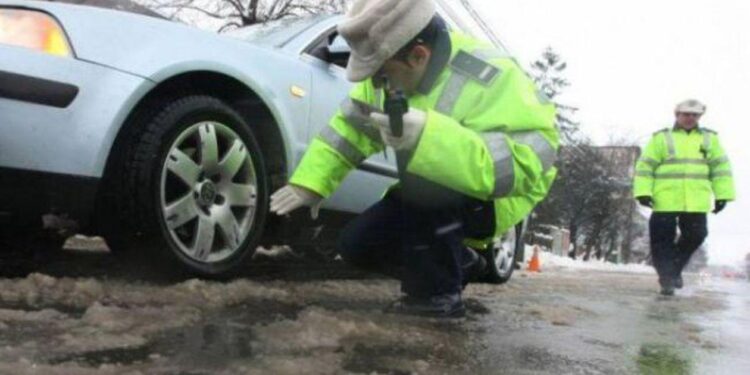 Șoferii care fac accident și nu au mașina echipată cu anvelope de iarnă riscă să fie ”taxați” de două ori