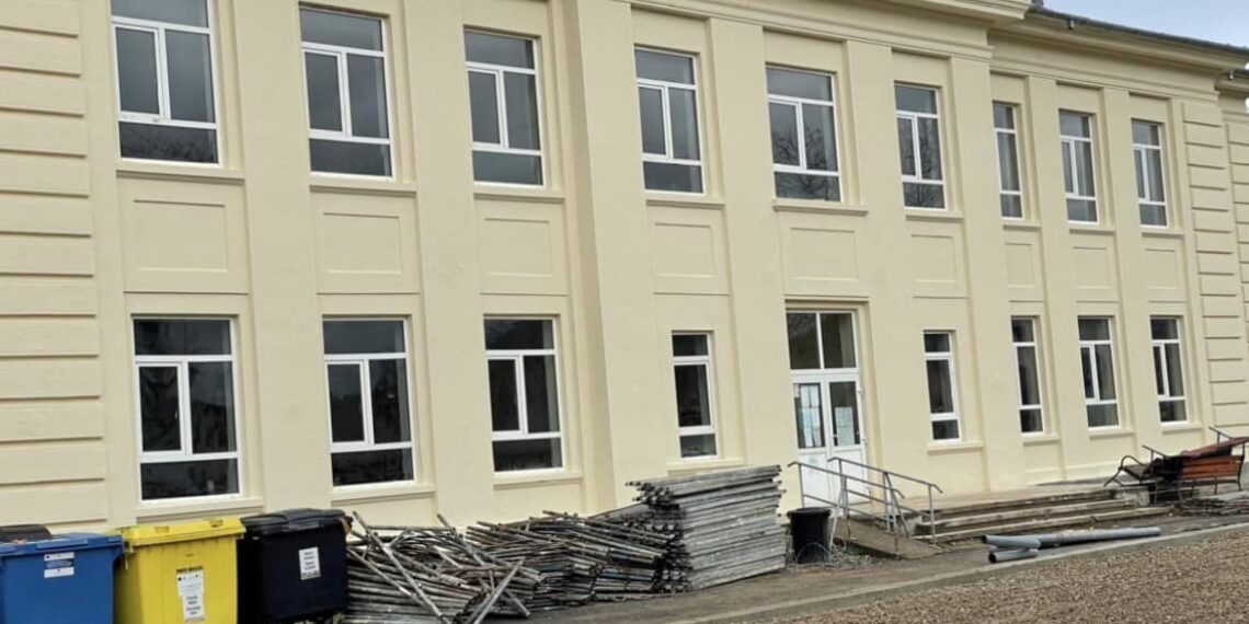 Școală din Ștei, parte a patrimoniului cultural arhitectural de tip totalitar, reabilitată cu 2,6 milioane de lei