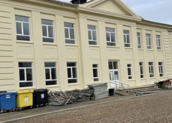 Școală din Ștei, parte a patrimoniului cultural arhitectural de tip totalitar, reabilitată cu 2,6 milioane de lei