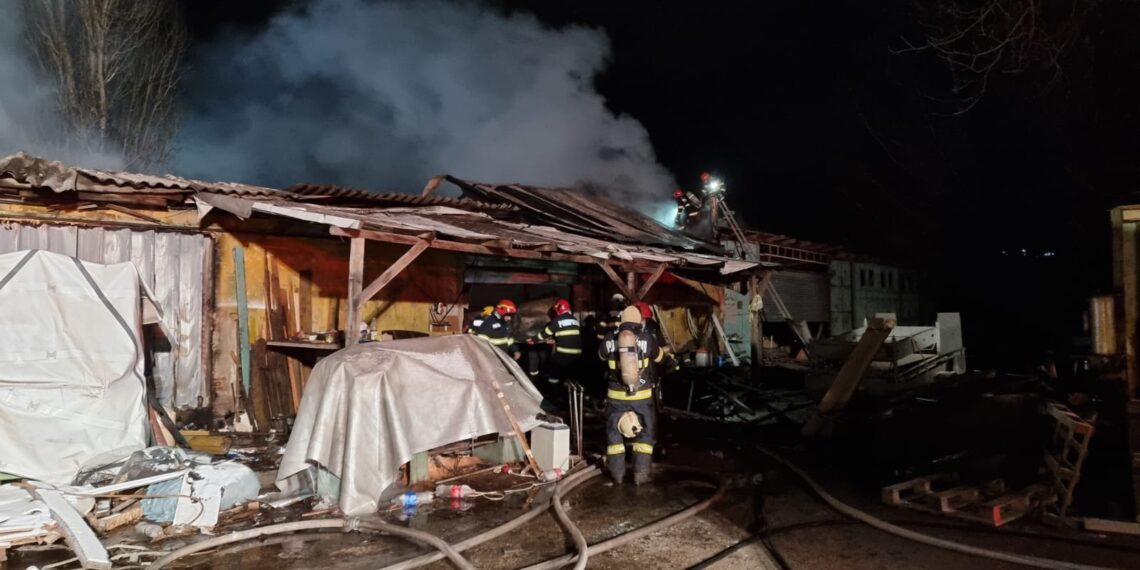 Incendiu la un atelier de tâmplărie din Oradea
