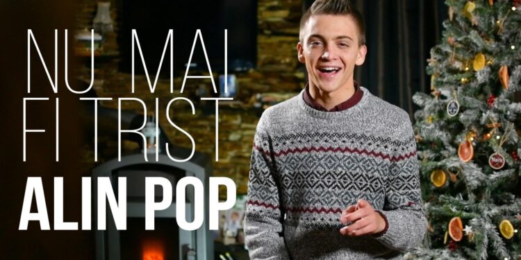 VIDEO. Tânărul care duce bucuria Crăciunului în casele celor triști. Trebuie doar să fie chemat.”E un prilej de a le cânta celor bolnavi, bătrâni, orfani, triști, celor care nu pot să meargă la biserică”