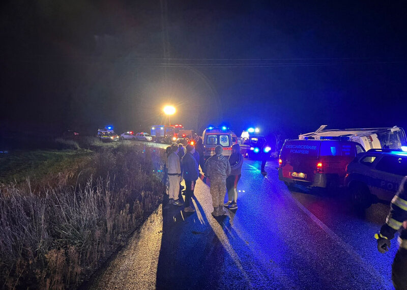 Veneau de la un pelerinaj prin mai multe mănăstiri din Bihor. S-au răsturnat cu autocarul în șant. Oamenii au ieșit prin parbriz