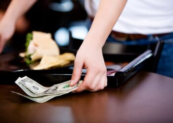 Legea bacșișului a fost votată în Parlament | Va fi trecut pe bonul fiscal și va fi de cel mult 15% din valoarea consumației