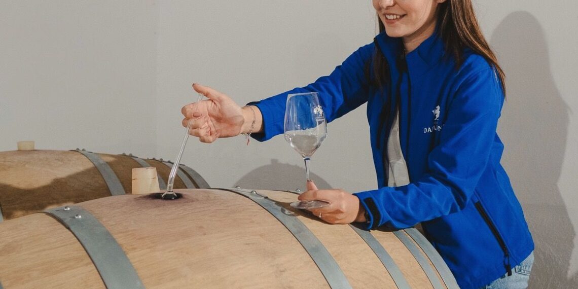 Tânără din Biharia, printre primii membri din afara granițelor în Asociația tinerilor viticultori din Ungaria. Deține una dintre cele mai înalte certificări pentru experții în vinuri recunoscute la nivel mondial